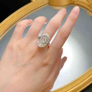 14*20 Carat Large Pigeon Egg Ice-Cut Silver Ring